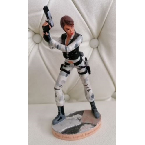 FIGURINE TOMB RAIDER BAIGNADE INTERDITE 