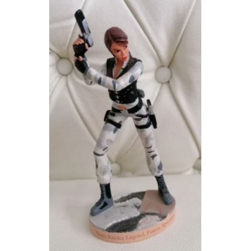 FIGURINE TOMB RAIDER BAIGNADE INTERDITE 